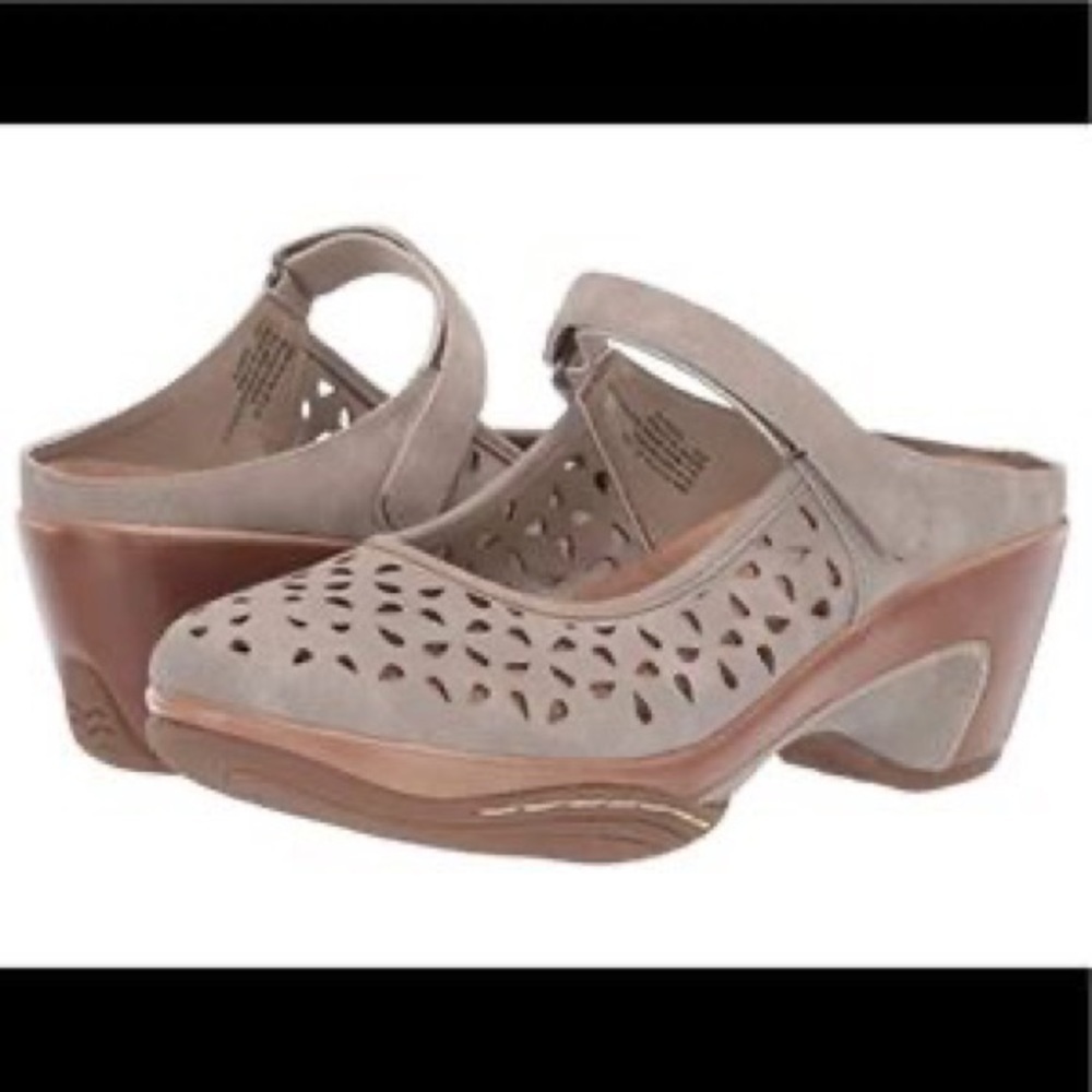 Rialto Womens Vienna Cut-Out Detail Clogs NWOT 9.5
